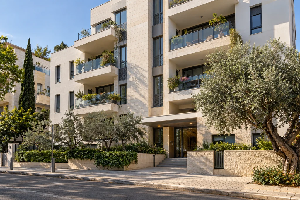 המחשה: בניין מגורים עם מרפסות וחזית אבן בהירה — נדל״ן ומקרקעין