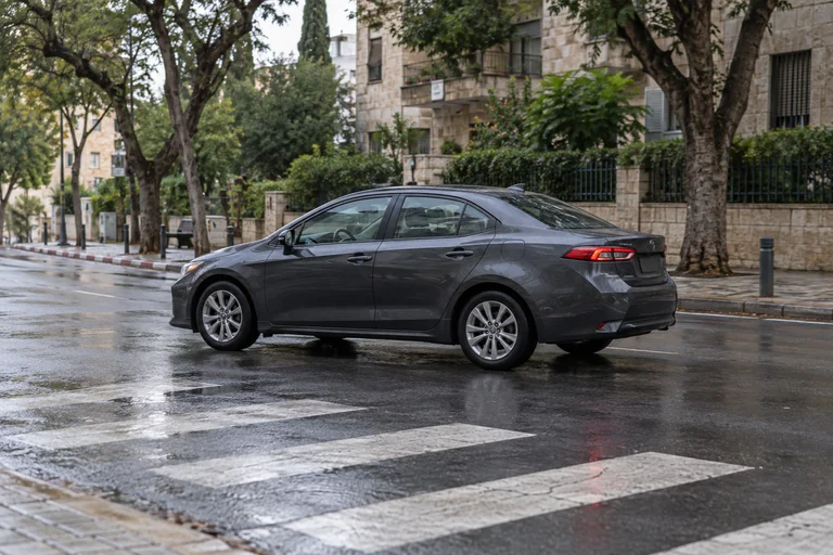 המחשה: כביש עירוני עם תנועת כלי רכב — דיני תעבורה